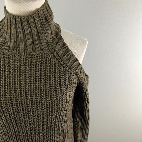 🌿4/$35🌿 REVAMPED Green Knit Turtle Neck Peek-A-Boo Shoulder Sweater (S) - Picture 3 of 8